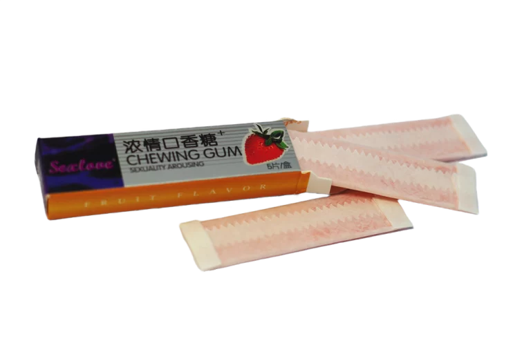 Kutija Sealove Chewing Gum Fruit Flavor i tri ružičaste žvake u omotu