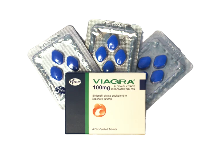 Kutija Viagra 100 mg Pfizer ispred tri blistera plavih tableta sildenafila