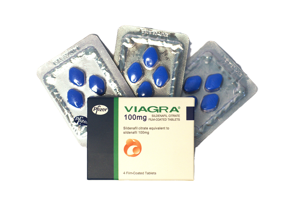 Kutija Viagra 100 mg Pfizer ispred tri blistera plavih tableta sildenafila
